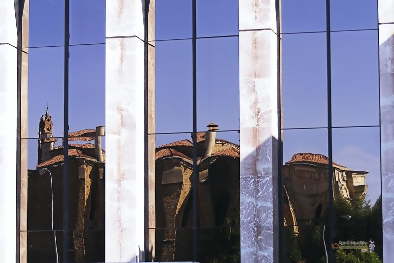 San Marcos de Leon reflejado en el Edificio de la Junta..jpg